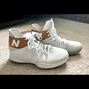 OMN1S Reign white/gold basketball shoes, Kwai Leonard, mens size 7.5, not worn!